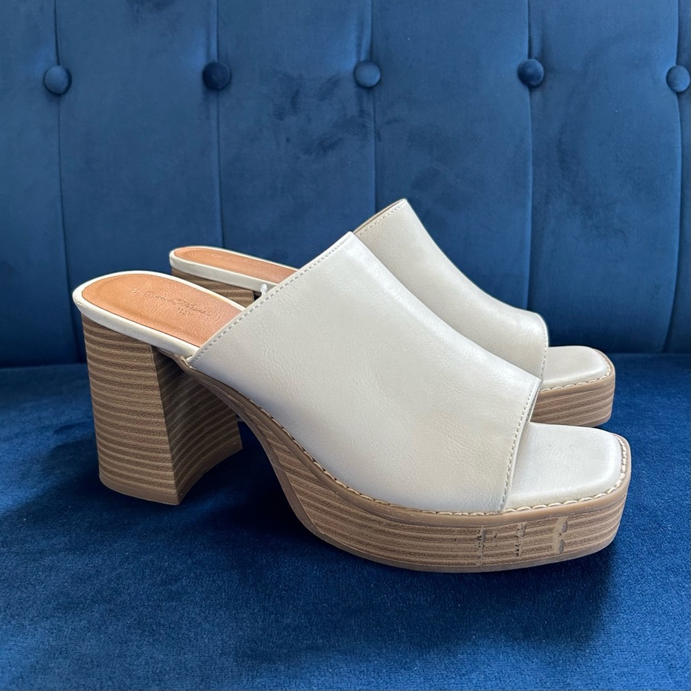 Universal Thread White Cream Vegan Leather Gabby Stacked Heeled Platform Mules